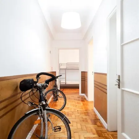 Гостьовий будинок Brand New Fully Furnished Just 20 Meters From Anjos Metro Station - 5 *